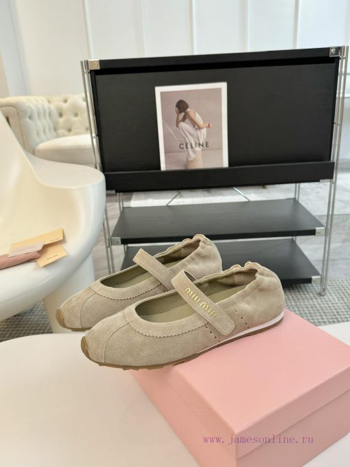 The Miu Miu Coin Le Fu Shoes during the 2025 Spring/Summer Fashion Week are absurd. The newlx0wi70v4 - Image 7