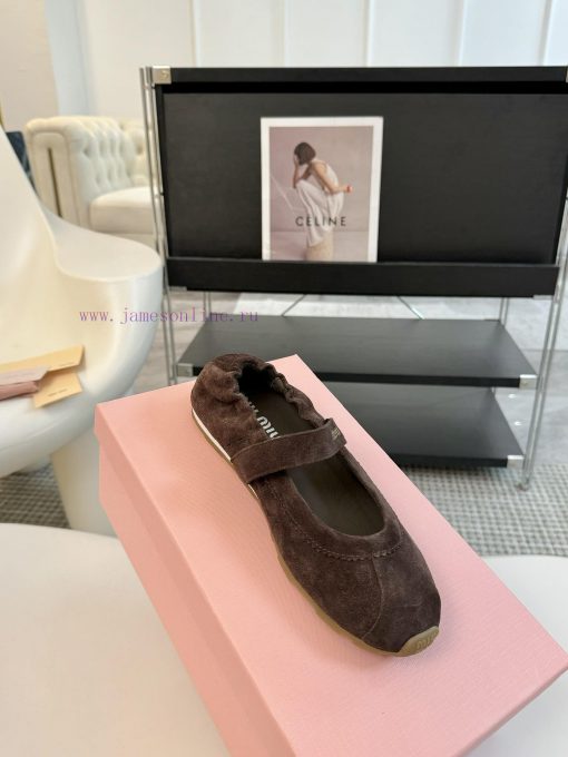 The Miu Miu Coin Le Fu Shoes during the 2025 Spring/Summer Fashion Week are absurd. The newlvn0ksiiz - Image 3