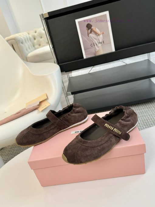 The Miu Miu Coin Le Fu Shoes during the 2025 Spring/Summer Fashion Week are absurd. The newlvn0ksiiz - Image 4