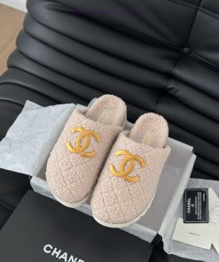 Chanel 24B new fur slippersThis fur mop is really cuteSoft and fluffy fur, comfortable and waie7f4n6