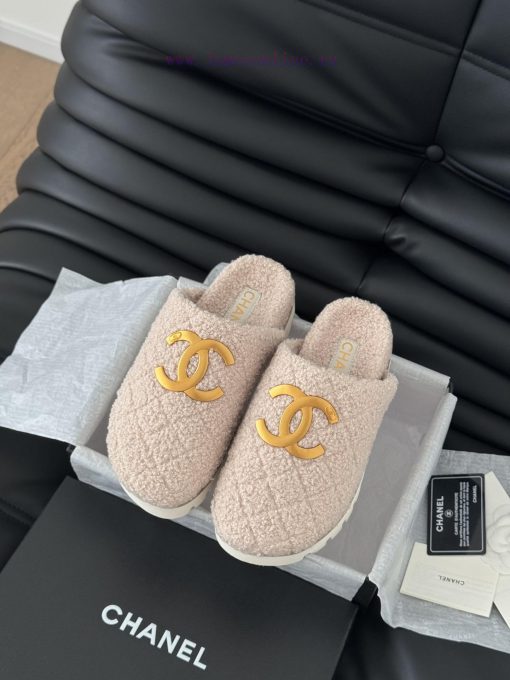 Chanel 24B new fur slippersThis fur mop is really cuteSoft and fluffy fur, comfortable and waie7f4n6