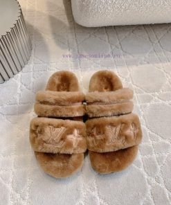 Couple styleLouis Vuitton's new embroidered fur slippers for men and women are versatile andsvgf16wk