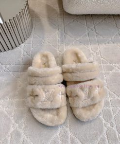 Couple styleLouis Vuitton's new embroidered fur slippers for men and women are versatile and8822zrjw