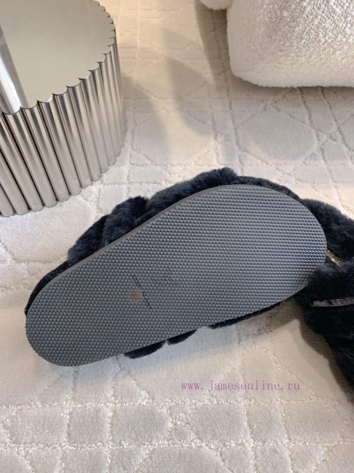 Couple styleLouis Vuitton's new embroidered fur slippers for men and women are versatile andvssqd0aj - Image 9