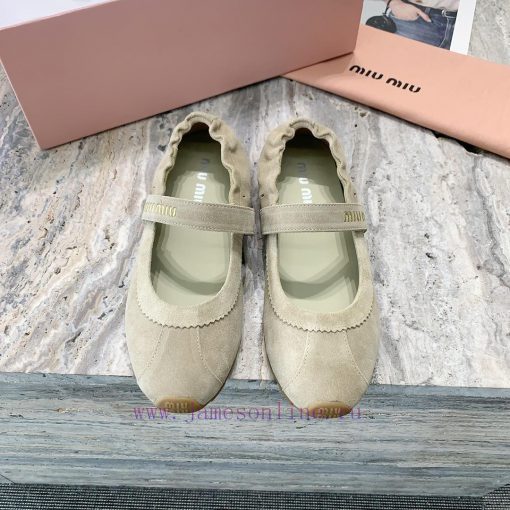 Miu Miu's new runway style Mary Jane shoes can be paired with minimalist, retro, and artistifoquhlu4