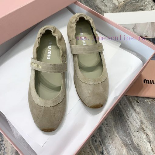 Miu Miu's new runway style Mary Jane shoes can be paired with minimalist, retro, and artistifoquhlu4 - Image 4