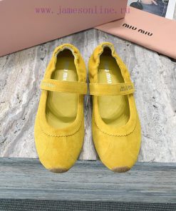Miu Miu's new runway style Mary Jane shoes can be paired with minimalist, retro, and artisti6a9pnf67
