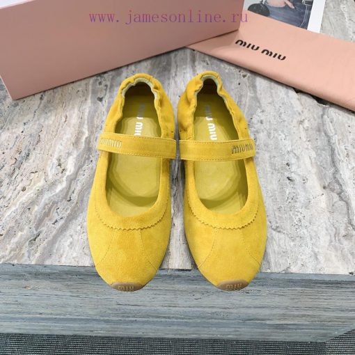Miu Miu's new runway style Mary Jane shoes can be paired with minimalist, retro, and artisti6a9pnf67