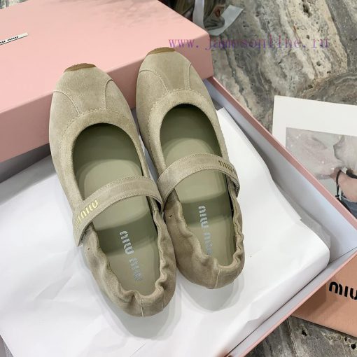 Miu Miu's new runway style Mary Jane shoes can be paired with minimalist, retro, and artistifoquhlu4 - Image 6