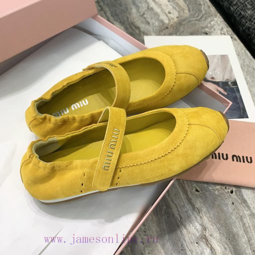 Miu Miu's new runway style Mary Jane shoes can be paired with minimalist, retro, and artisti6a9pnf67 - Image 5