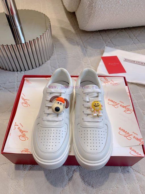 Roger Vivie's new cartoon white shoes with super cute cartoon avatars look great on the feetrn1zvt7y