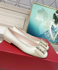 The 2024 RVRoger Vivier draws inspiration from the Belle Vivier collection, The Tr è s Vivie1t5l3ju4