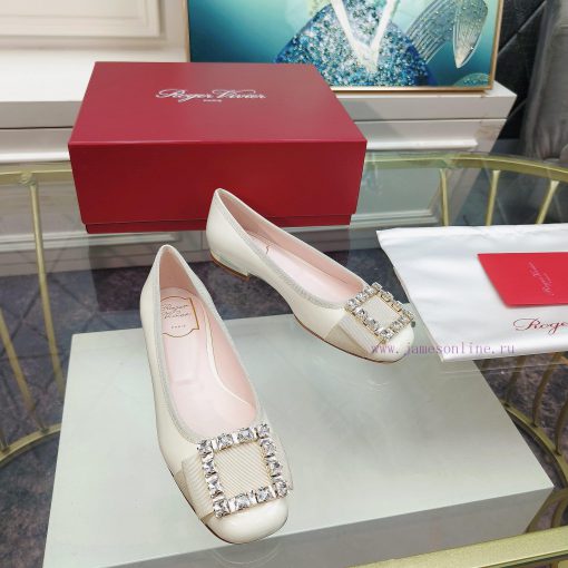 The 2024 RVRoger Vivier draws inspiration from the Belle Vivier collection, The Tr è s Vivie1t5l3ju4 - Image 4