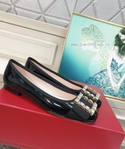 The 2024 RVRoger Vivier draws inspiration from the Belle Vivier collection, while the Tr è sv8kx8qtu