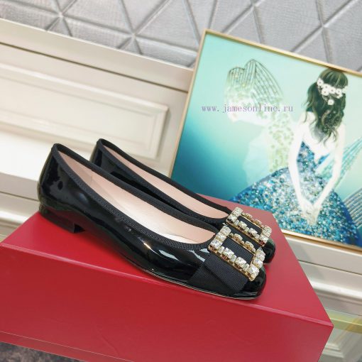 The 2024 RVRoger Vivier draws inspiration from the Belle Vivier collection, while the Tr è sv8kx8qtu