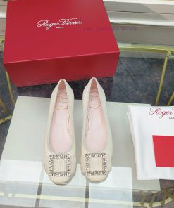 The 2024 RVRoger Vivier draws inspiration from the Belle Vivier collection, while the Tr è sd6ic1ttr