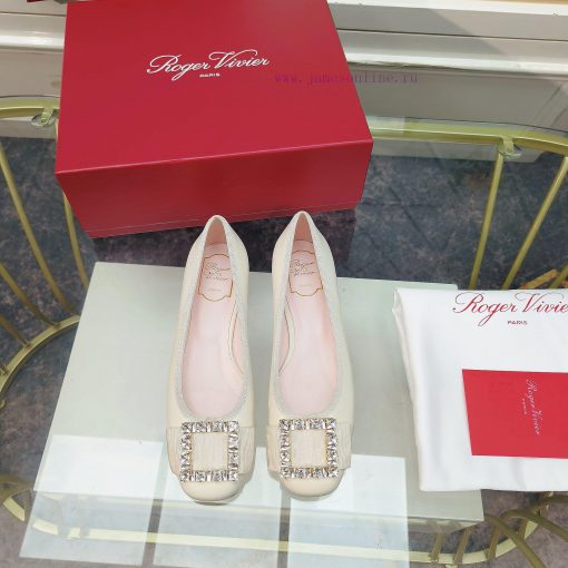 The 2024 RVRoger Vivier draws inspiration from the Belle Vivier collection, while the Tr è sd6ic1ttr