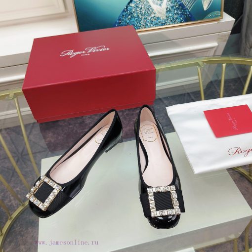 The 2024 RVRoger Vivier draws inspiration from the Belle Vivier collection, while the Tr è sv8kx8qtu - Image 6