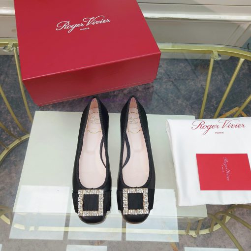 The 2024 RVRoger Vivier draws inspiration from the Belle Vivier collection, The Tr è s Vivielgic3mhj