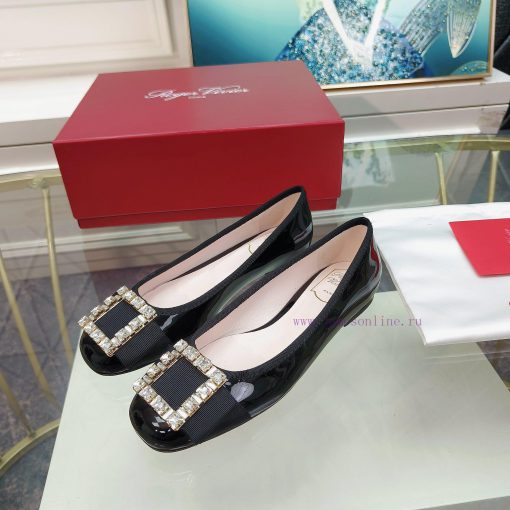The 2024 RVRoger Vivier draws inspiration from the Belle Vivier collection, while the Tr è sv8kx8qtu - Image 7