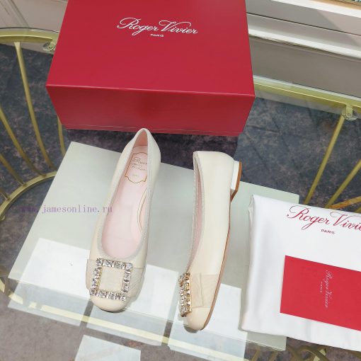 The 2024 RVRoger Vivier draws inspiration from the Belle Vivier collection, while the Tr è sd6ic1ttr - Image 5