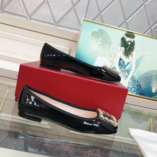 The 2024 RVRoger Vivier draws inspiration from the Belle Vivier collection, while the Tr è sv8kx8qtu - Image 8