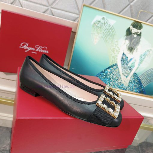The 2024 RVRoger Vivier draws inspiration from the Belle Vivier collection, The Tr è s Vivielgic3mhj - Image 3