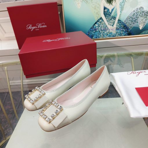 The 2024 RVRoger Vivier draws inspiration from the Belle Vivier collection, while the Tr è sd6ic1ttr - Image 6