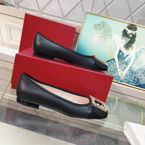 The 2024 RVRoger Vivier draws inspiration from the Belle Vivier collection, The Tr è s Vivielgic3mhj - Image 4