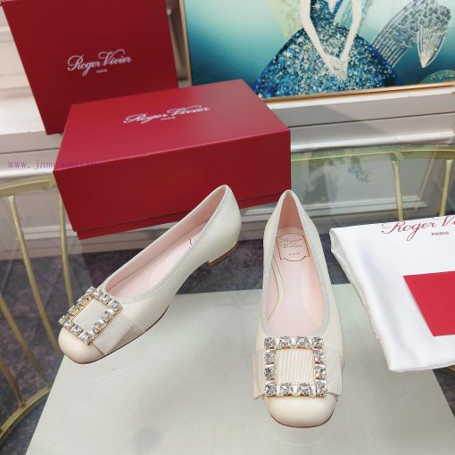 The 2024 RVRoger Vivier draws inspiration from the Belle Vivier collection, while the Tr è sd6ic1ttr - Image 7