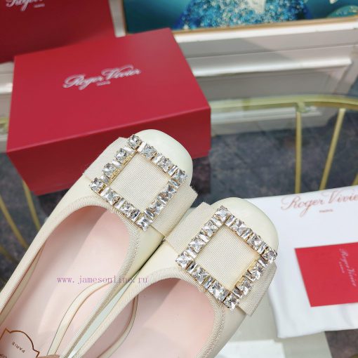 The 2024 RVRoger Vivier draws inspiration from the Belle Vivier collection, while the Tr è sd6ic1ttr - Image 9