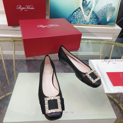 The 2024 RVRoger Vivier draws inspiration from the Belle Vivier collection, The Tr è s Vivielgic3mhj - Image 7