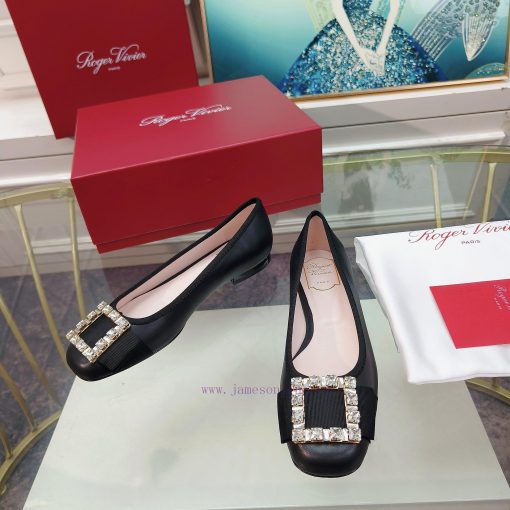 The 2024 RVRoger Vivier draws inspiration from the Belle Vivier collection, The Tr è s Vivielgic3mhj - Image 8