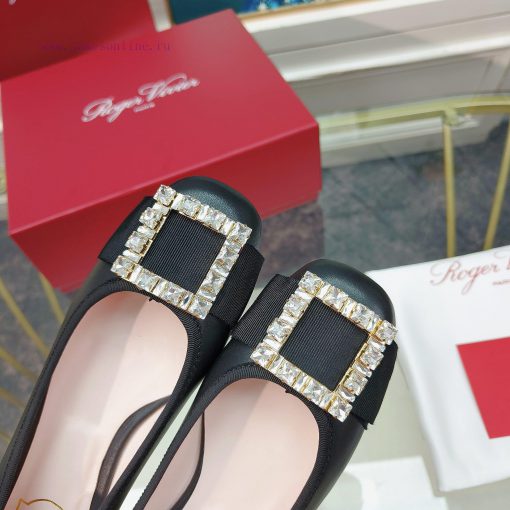 The 2024 RVRoger Vivier draws inspiration from the Belle Vivier collection, The Tr è s Vivielgic3mhj - Image 9
