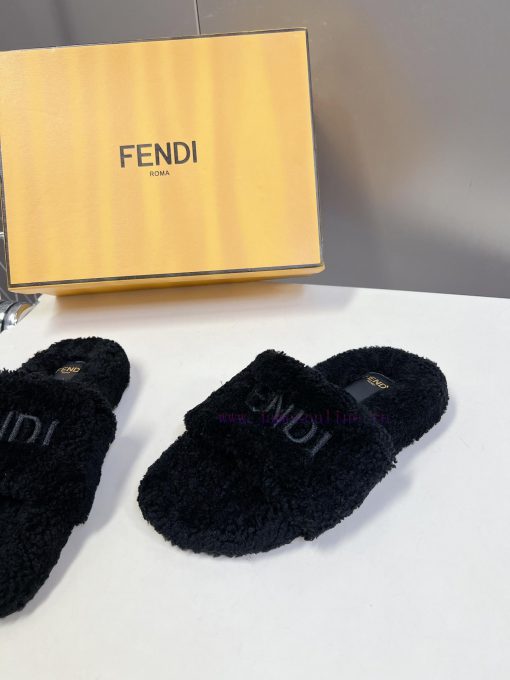 FENDI's new autumn and winter fur mop is an essential item every autumn and winter. Not onlytcl9512k - Image 4