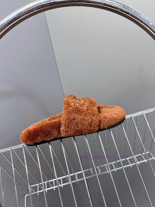 FENDI's new autumn and winter fur mop is an essential item every autumn and winter. Not onlydhdodp4h - Image 6