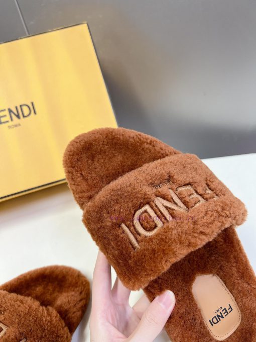 FENDI's new autumn and winter fur mop is an essential item every autumn and winter. Not onlydhdodp4h - Image 9