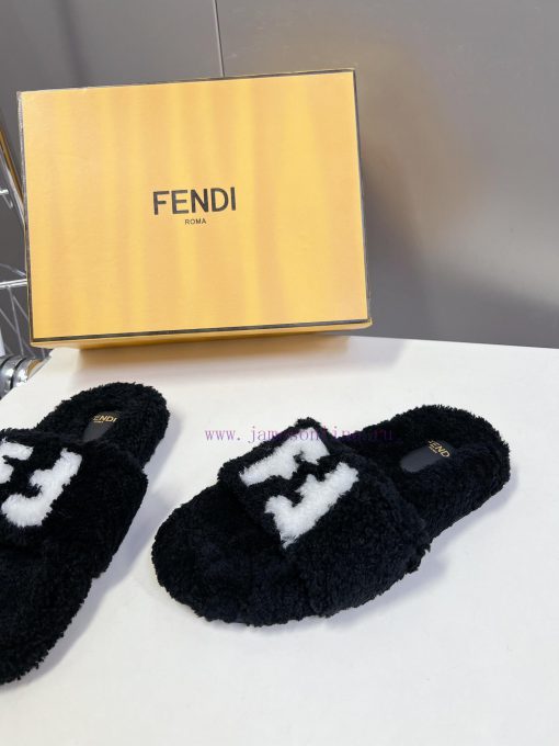 FENDI's new autumn and winter fur mop is an essential item every autumn and winter. Not only7hhjjr6q - Image 4