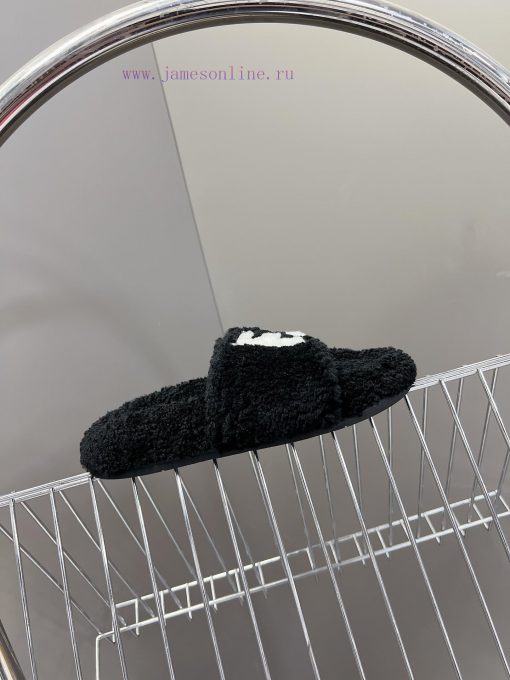 FENDI's new autumn and winter fur mop is an essential item every autumn and winter. Not only7hhjjr6q - Image 6