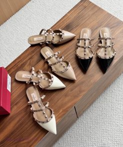 Purchasing grade Valentino flat heeled rivet slippersValentino's popular pointed rivet sanda0rl3l8sa