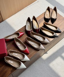 Purchasing grade Valentino flat and classic stylesValentino's popular pointed rivet sandals nelf1j3p