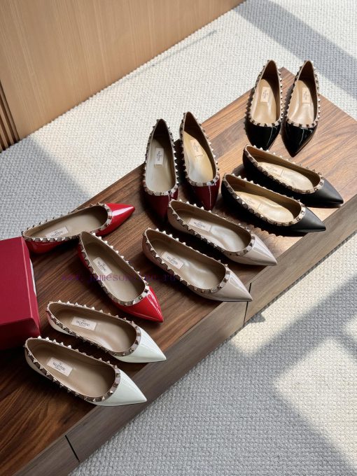 Purchasing grade Valentino flat and classic stylesValentino's popular pointed rivet sandals nelf1j3p