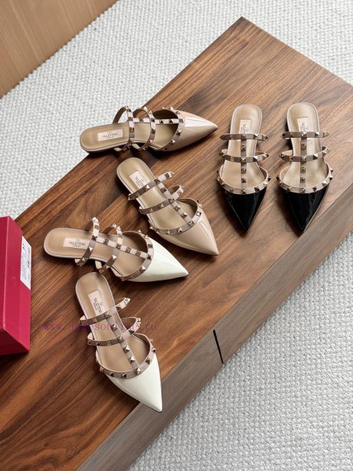 Purchasing grade Valentino flat heeled rivet slippersValentino's popular pointed rivet sanda0rl3l8sa - Image 2