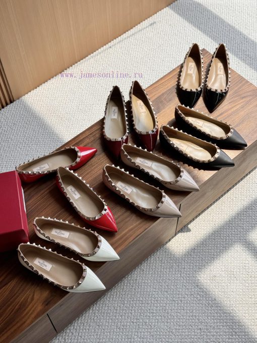 Purchasing grade Valentino flat and classic stylesValentino's popular pointed rivet sandals nelf1j3p - Image 2