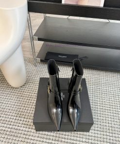 24 New Short Boots: The pointed toe and slim heel complement each other, adding to the tempe4e7hzkta