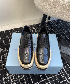 Prada 24ss autumn and winter latest thick soled lace up punched block sponge shoesThe origin9j1t81oj