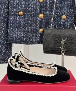 Roger Vivier/RV Classic Pearl Mary JaneMary Jane, exquisitely crafted to the boneNot showing6g2b656j