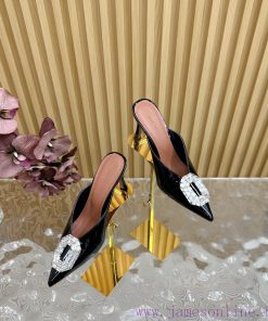 Amina Muaddi2024's new Charlotte series high heels have sharp edges and slanted square headso9j6q0vk