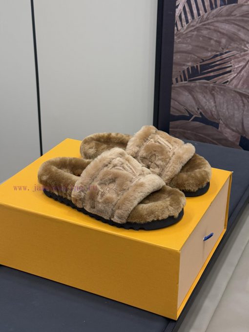 Top qualitylv fw24 new arrival～LV 24 autumn/winter new fur slippersCute and exquisite, comfok5jio9hd