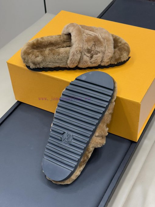 Top qualitylv fw24 new arrival～LV 24 autumn/winter new fur slippersCute and exquisite, comfok5jio9hd - Image 7
